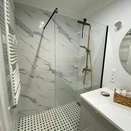 Prinz Point Apartment, 40 Walowa Street, *