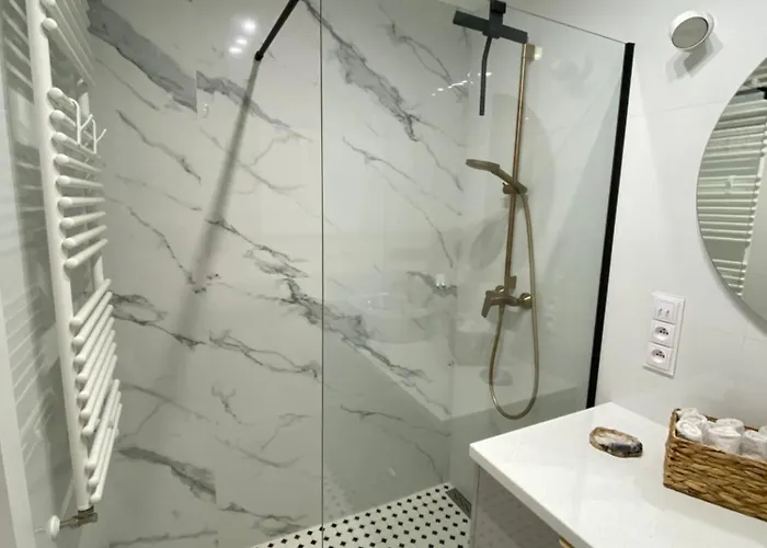 Prinz Point Apartment, 40 Walowa Street, *